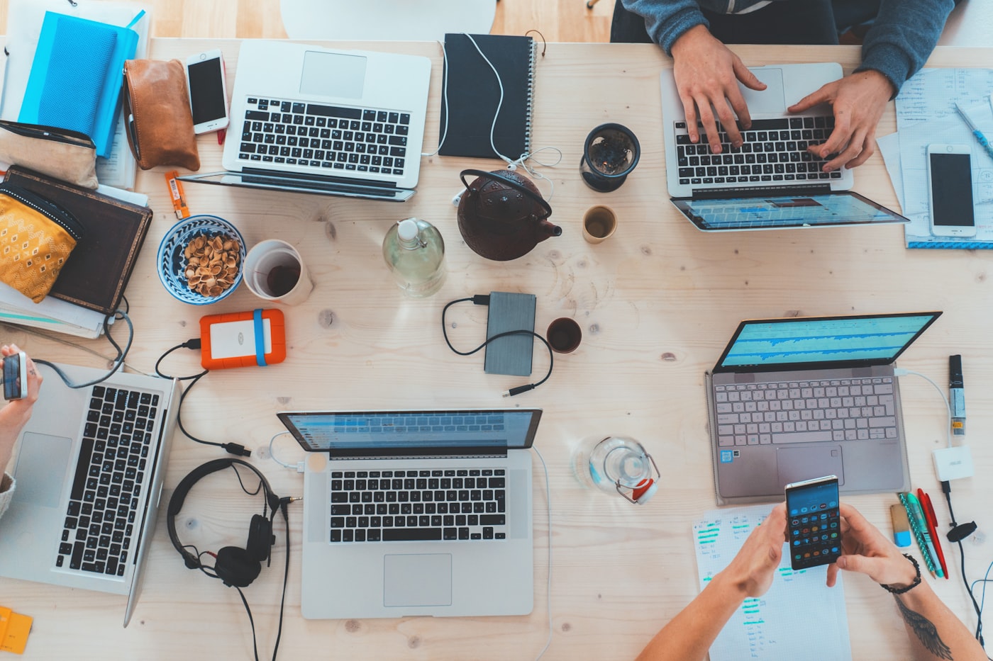 E-ticaret operasyonu: masada laptoplar ve ekip